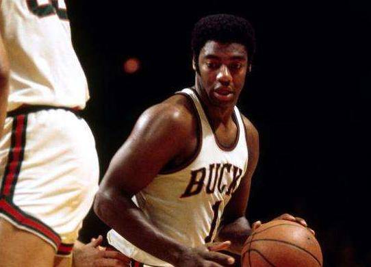 借主场优势 借主场优势